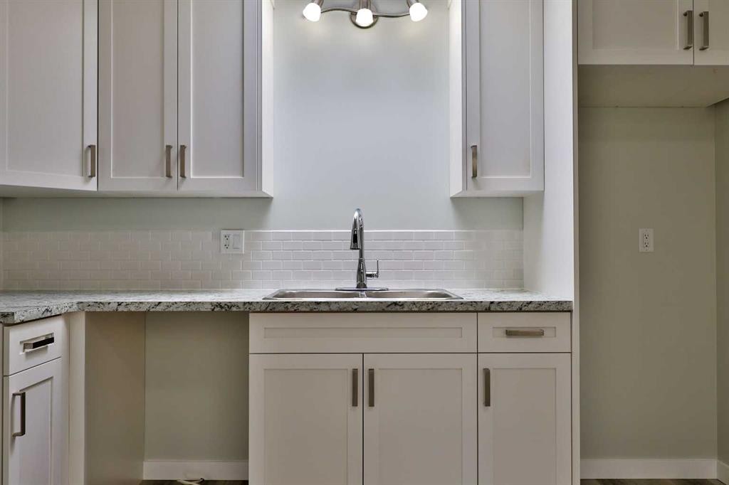 340 E 400 N, Raymond, AB - Indoor Photo Showing Kitchen With Double Sink