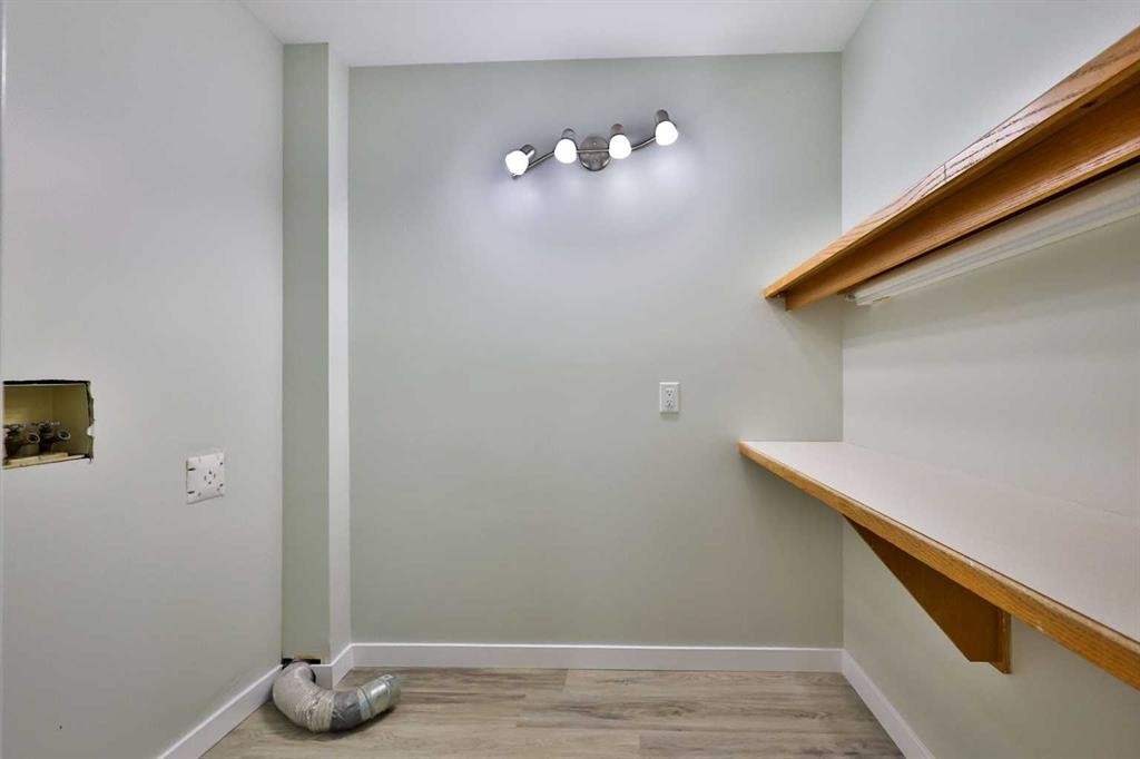 340 E 400 N, Raymond, AB - Indoor Photo Showing Other Room