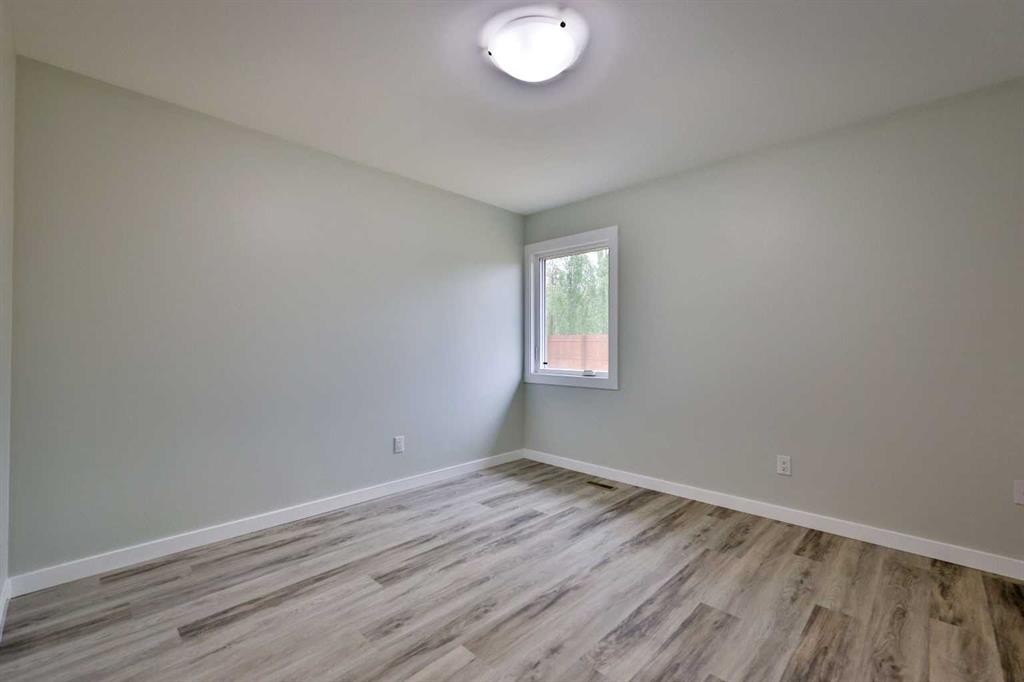 340 E 400 N, Raymond, AB - Indoor Photo Showing Other Room