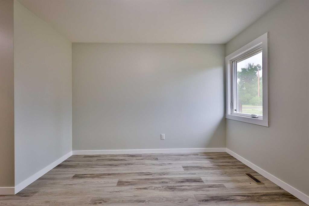 340 E 400 N, Raymond, AB - Indoor Photo Showing Other Room