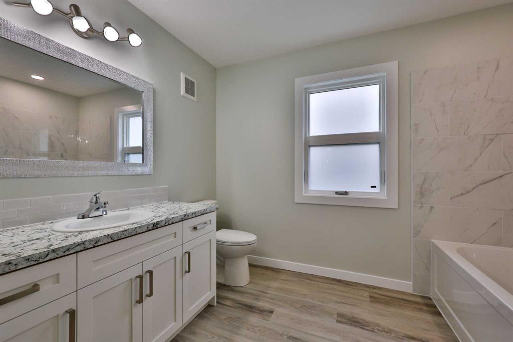 340 E 400 N, Raymond, AB - Indoor Photo Showing Bathroom