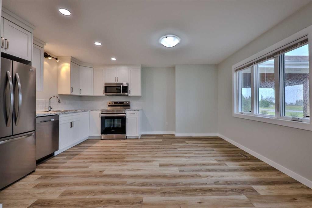 340 E 400 N, Raymond, AB - Indoor Photo Showing Kitchen