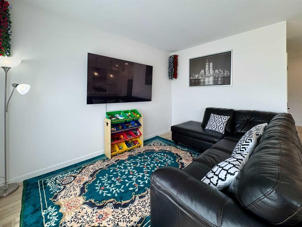 18 Blackwolf Pass North, Lethbridge, AB - Indoor Photo Showing Living Room