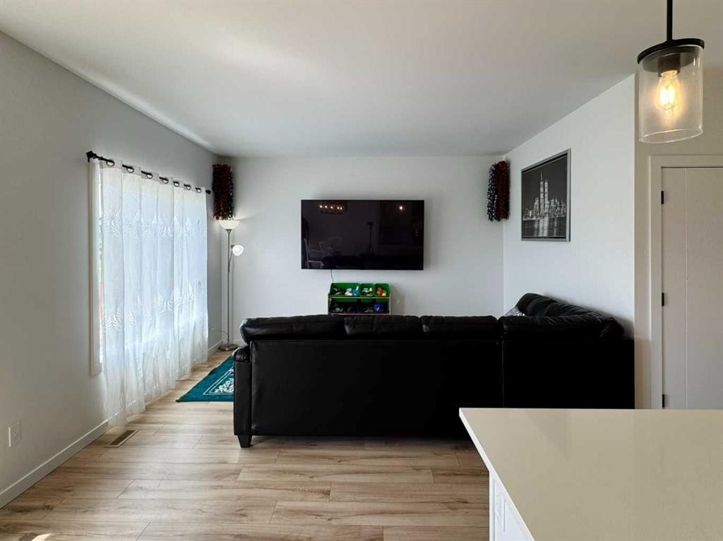 18 Blackwolf Pass North, Lethbridge, AB - Indoor Photo Showing Living Room