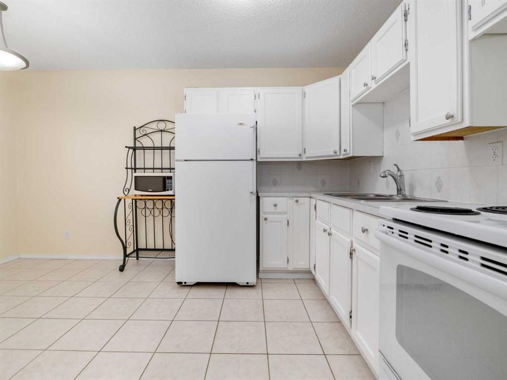 3-269 Laval Boulevard West, Lethbridge, AB - Indoor Photo Showing Kitchen