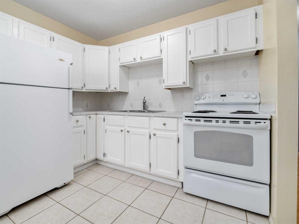 3-269 Laval Boulevard West, Lethbridge, AB - Indoor Photo Showing Kitchen