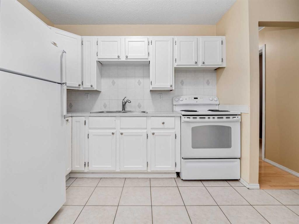 3-269 Laval Boulevard West, Lethbridge, AB - Indoor Photo Showing Kitchen