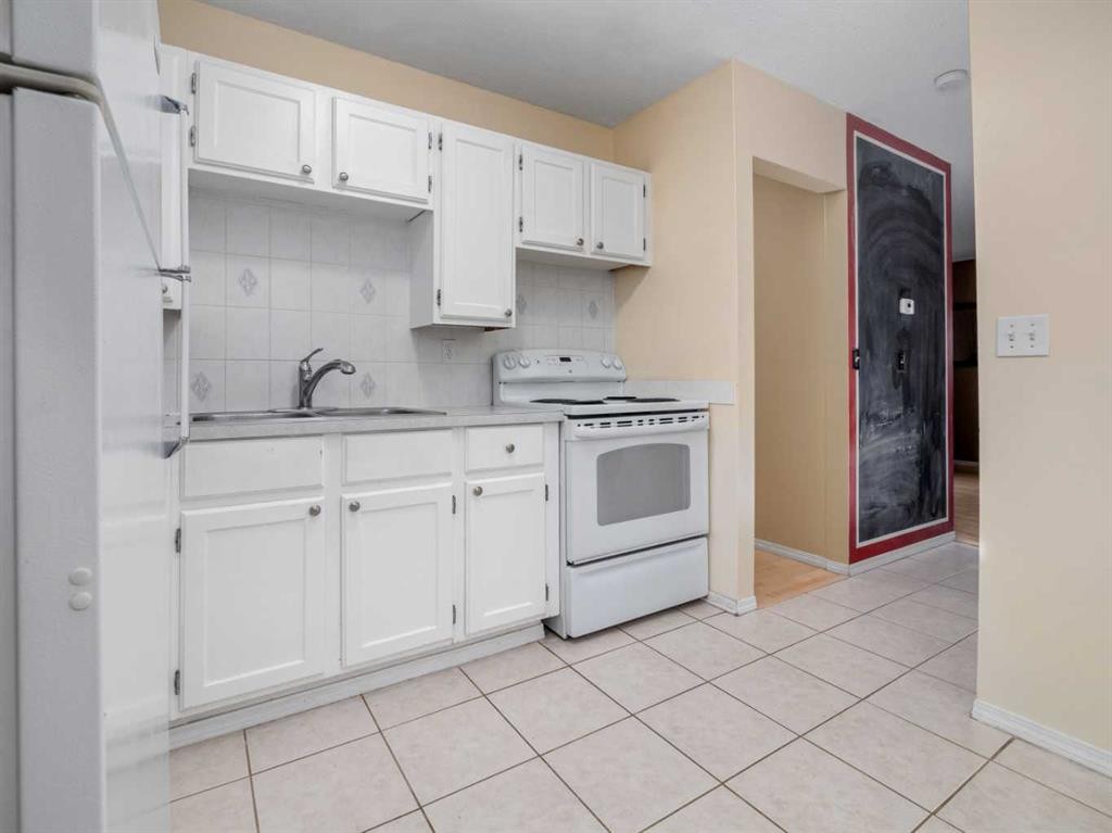 3-269 Laval Boulevard West, Lethbridge, AB - Indoor Photo Showing Kitchen