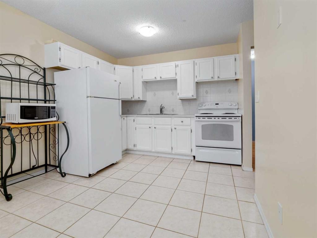 3-269 Laval Boulevard West, Lethbridge, AB - Indoor Photo Showing Kitchen