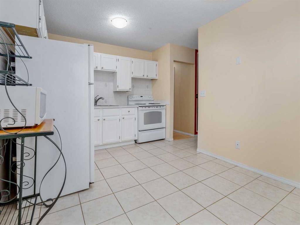3-269 Laval Boulevard West, Lethbridge, AB - Indoor Photo Showing Kitchen