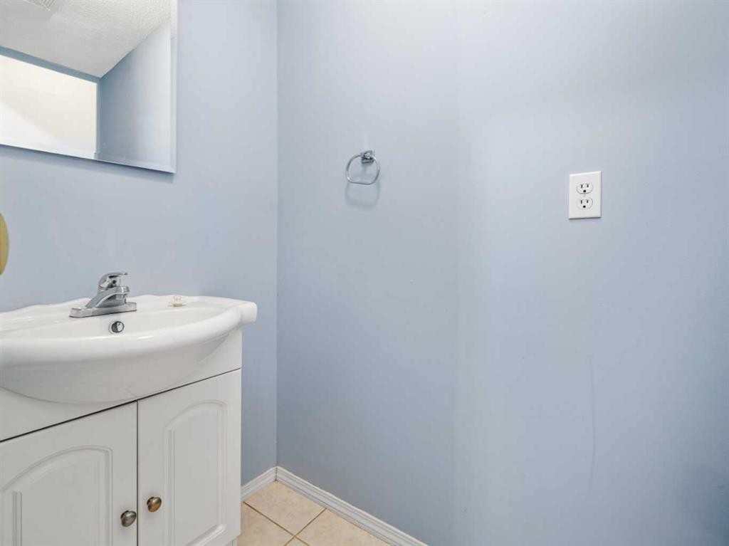 3-269 Laval Boulevard West, Lethbridge, AB - Indoor Photo Showing Bathroom