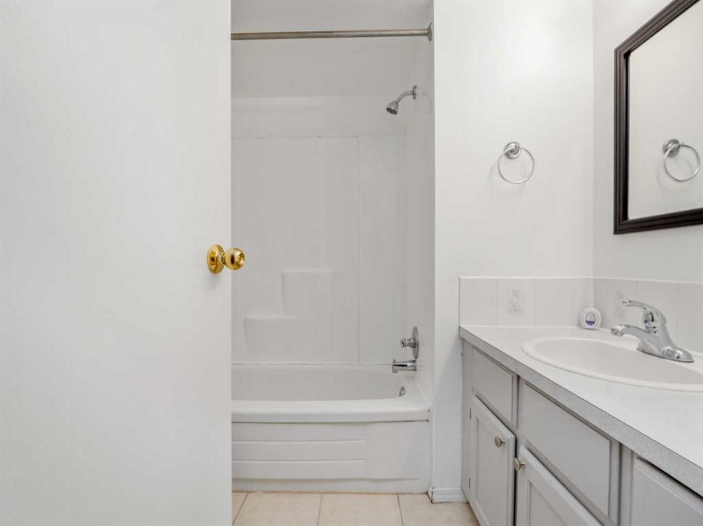3-269 Laval Boulevard West, Lethbridge, AB - Indoor Photo Showing Bathroom