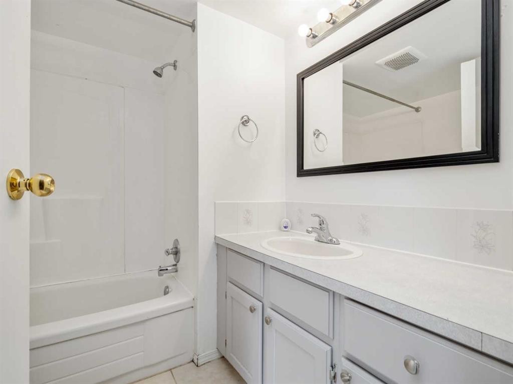 3-269 Laval Boulevard West, Lethbridge, AB - Indoor Photo Showing Bathroom