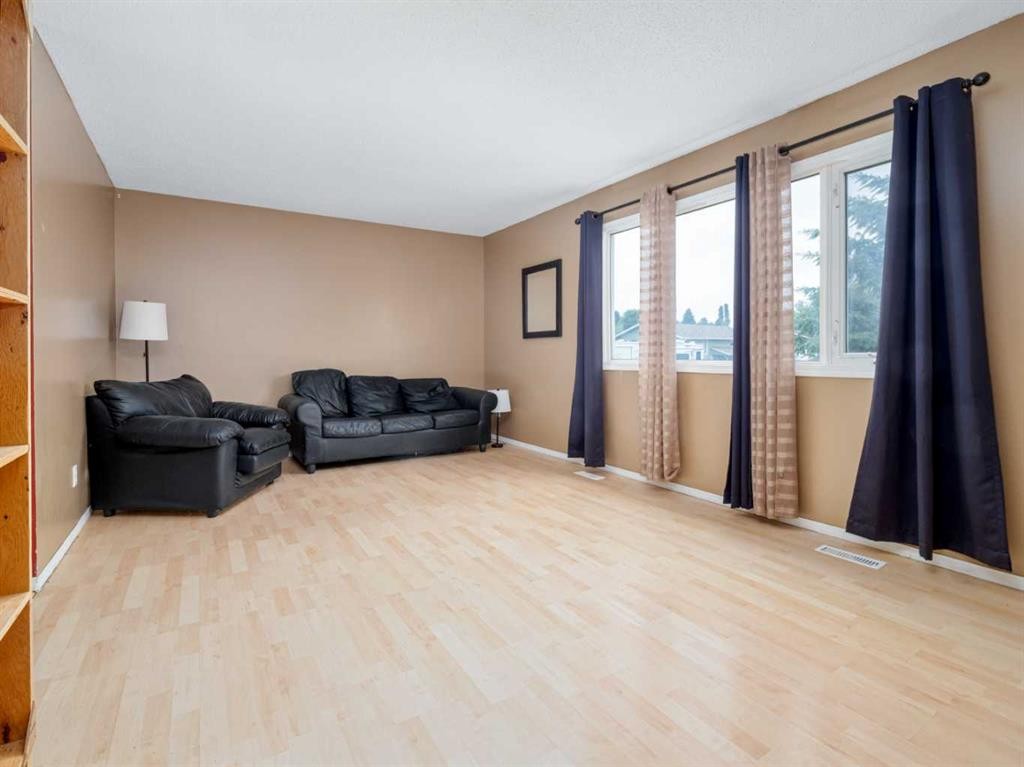 3-269 Laval Boulevard West, Lethbridge, AB - Indoor Photo Showing Living Room
