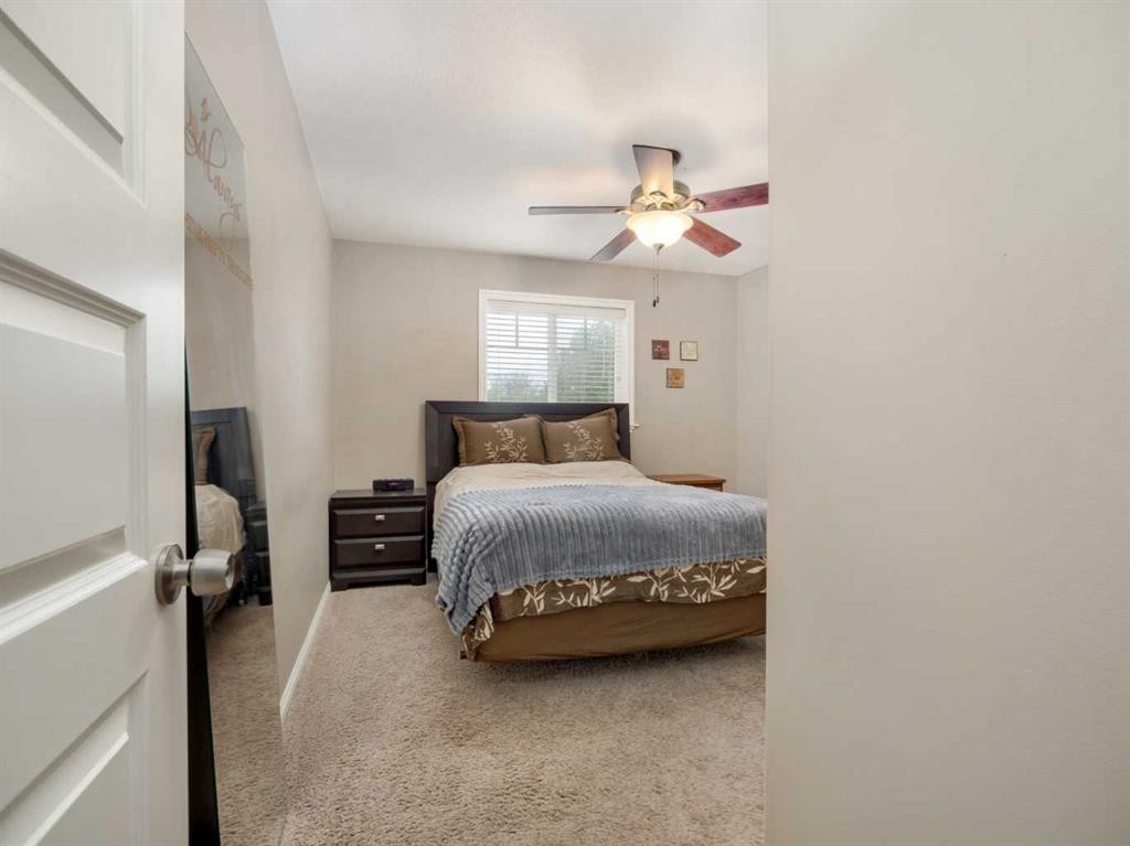 5207 58 Ave, Taber, AB - Indoor Photo Showing Bedroom