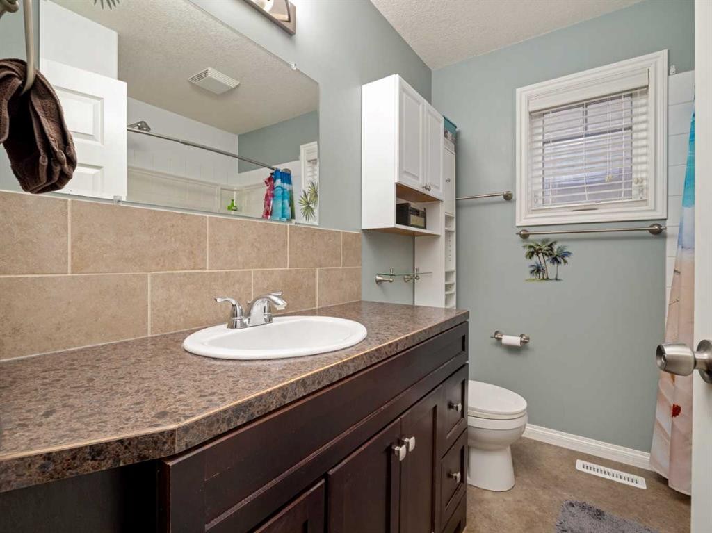 5207 58 Ave, Taber, AB - Indoor Photo Showing Bathroom