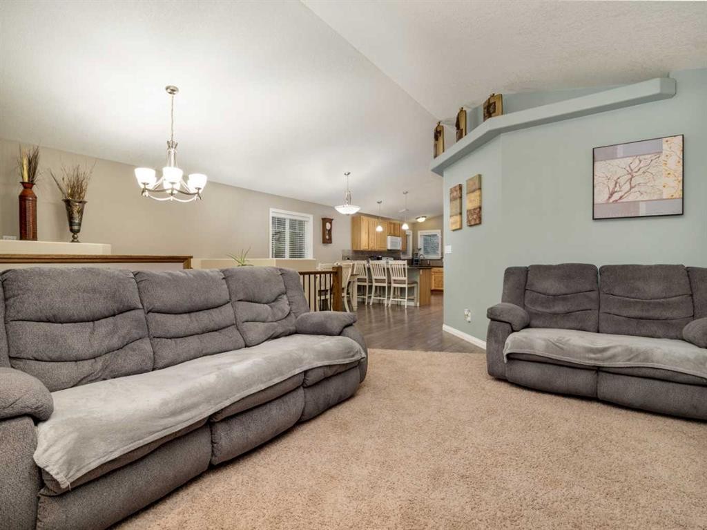 5207 58 Ave, Taber, AB - Indoor Photo Showing Living Room
