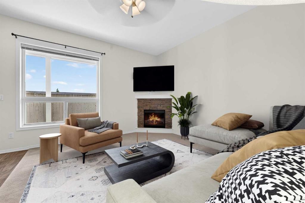 28-45 Keystone Terrace West, Lethbridge, AB - Indoor Photo Showing Living Room With Fireplace