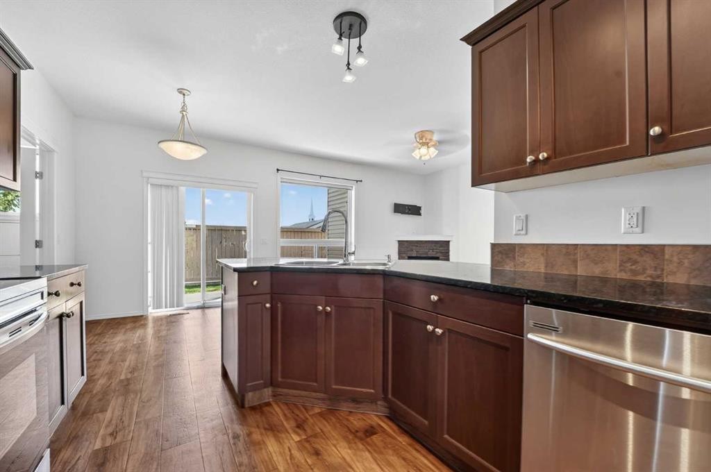 28-45 Keystone Terrace West, Lethbridge, AB - Indoor Photo Showing Kitchen With Double Sink