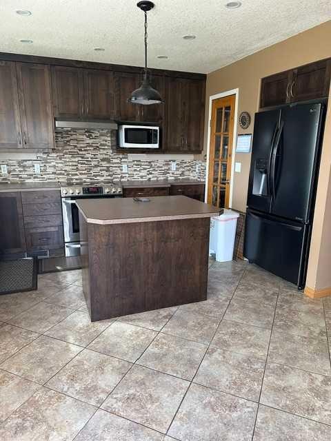 925 West Avenue, Pincher Creek, AB