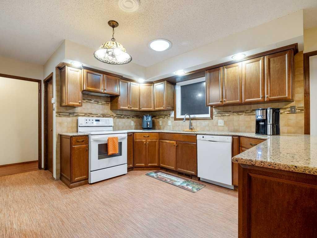 2201 21 Avenue, Coaldale, AB - Indoor Photo Showing Kitchen