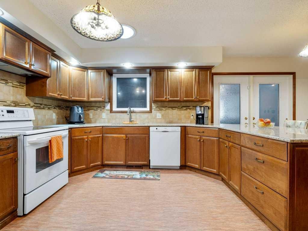 2201 21 Avenue, Coaldale, AB - Indoor Photo Showing Kitchen