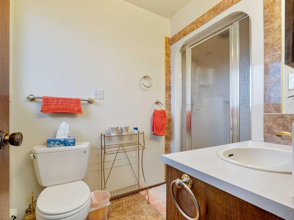 2201 21 Avenue, Coaldale, AB - Indoor Photo Showing Bathroom