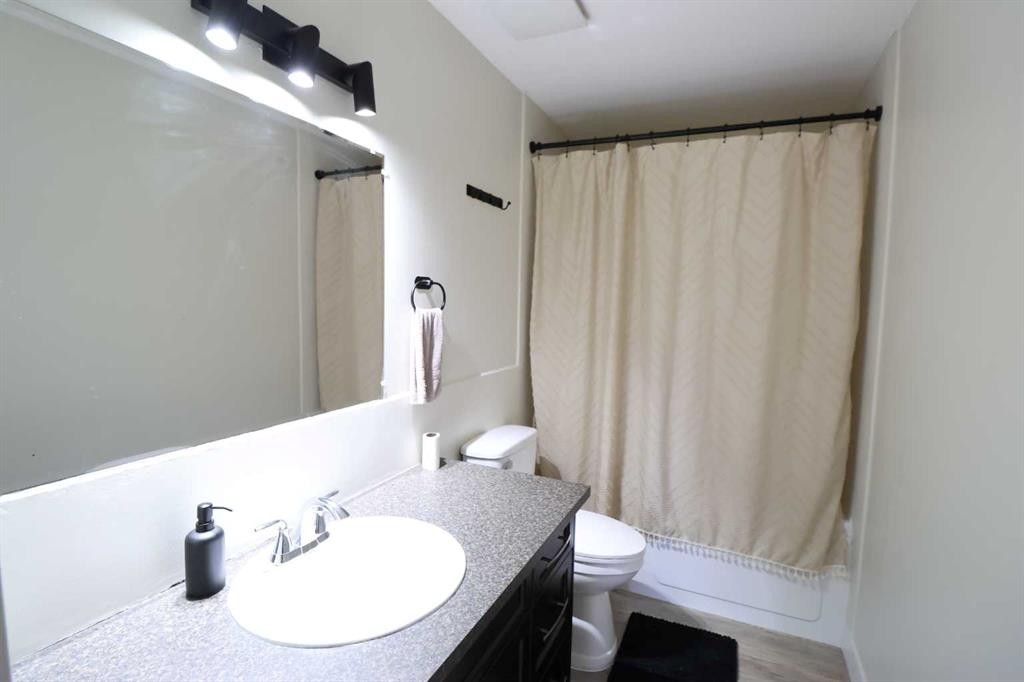 3918 52 St, Taber, AB - Indoor Photo Showing Bathroom