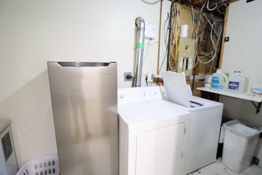 3918 52 St, Taber, AB - Indoor Photo Showing Laundry Room