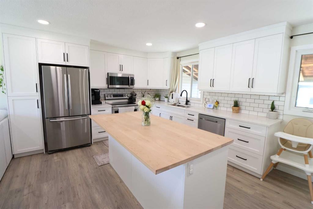 3918 52 St, Taber, AB - Indoor Photo Showing Kitchen With Upgraded Kitchen