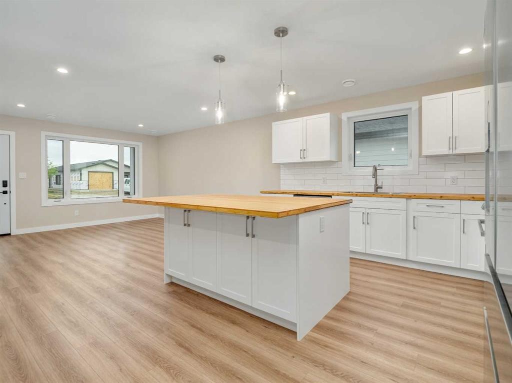 4818 72 Avenue, Taber, AB - Indoor Photo Showing Kitchen