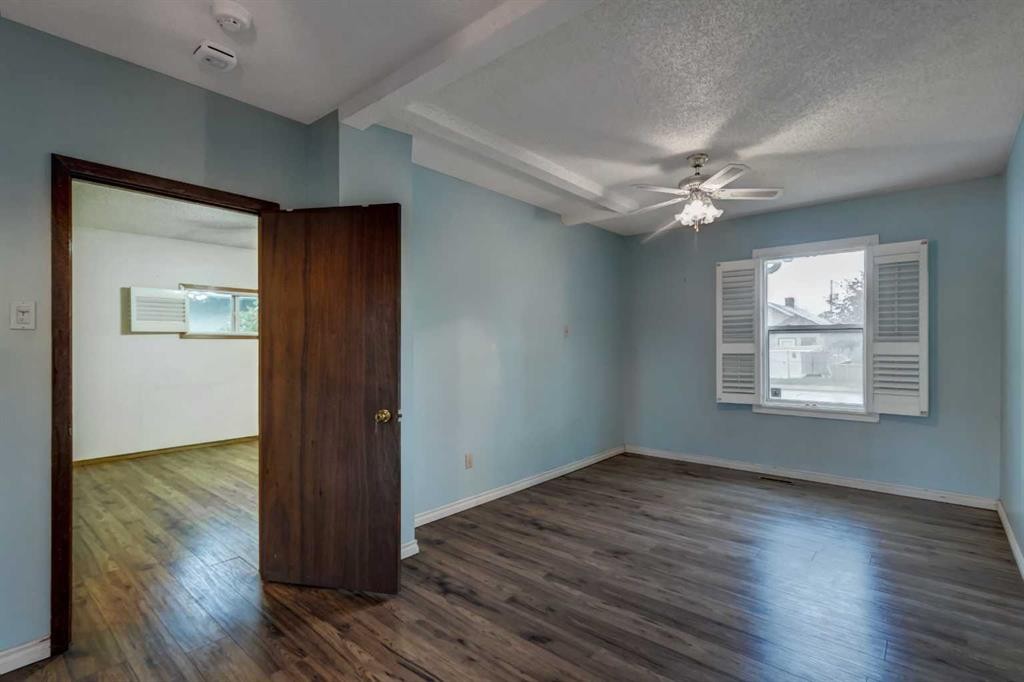 7412 22 Street Se, Calgary, AB - Indoor Photo Showing Other Room