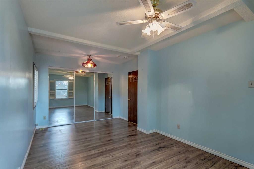 7412 22 Street Se, Calgary, AB - Indoor Photo Showing Other Room