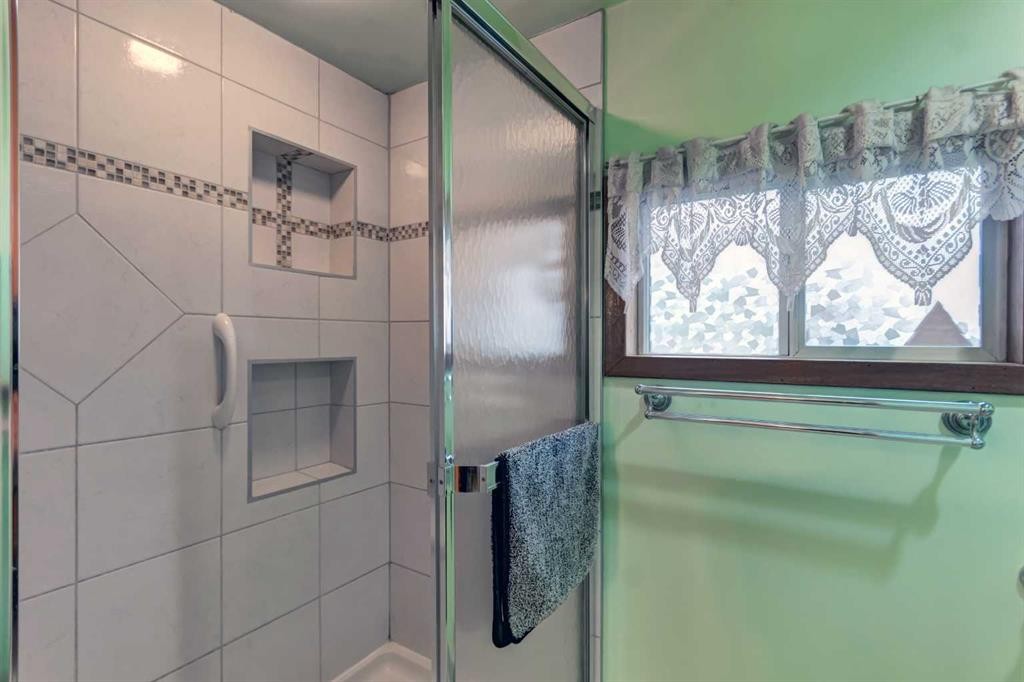 7412 22 Street Se, Calgary, AB - Indoor Photo Showing Bathroom
