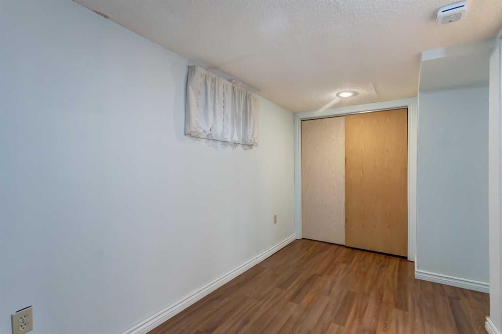 7412 22 Street Se, Calgary, AB - Indoor Photo Showing Other Room