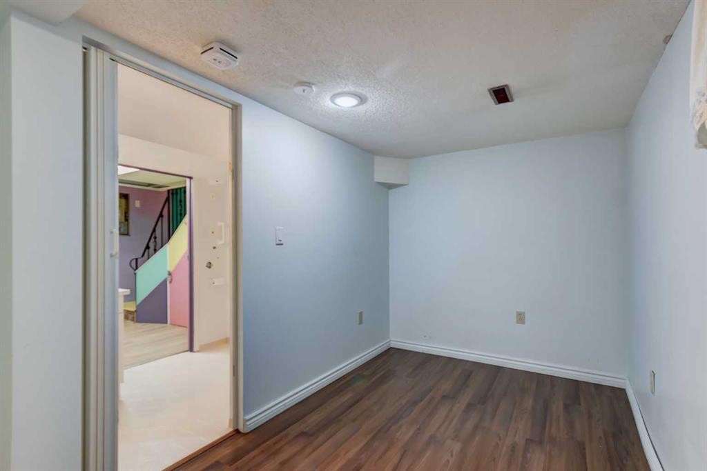 7412 22 Street Se, Calgary, AB - Indoor Photo Showing Other Room