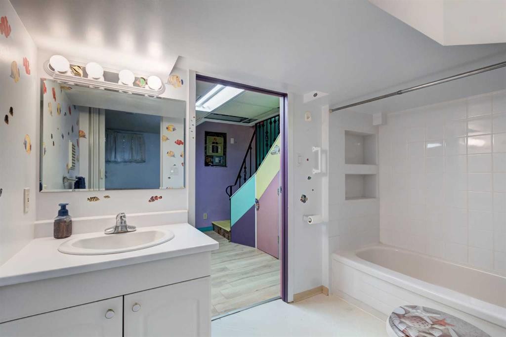 7412 22 Street Se, Calgary, AB - Indoor Photo Showing Bathroom
