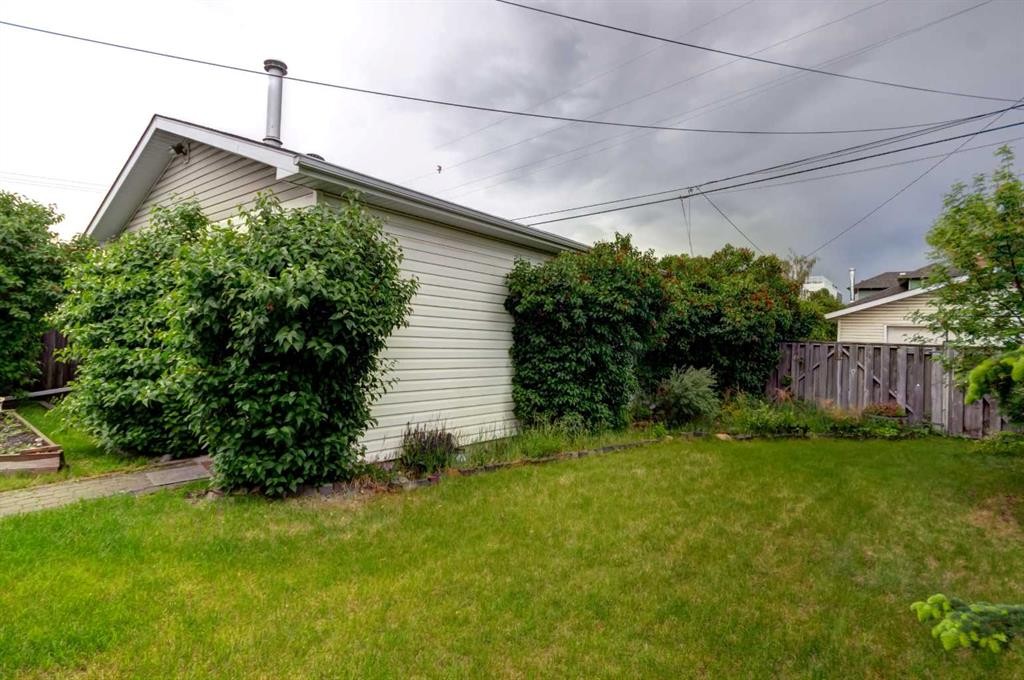 7412 22 Street Se, Calgary, AB - Outdoor