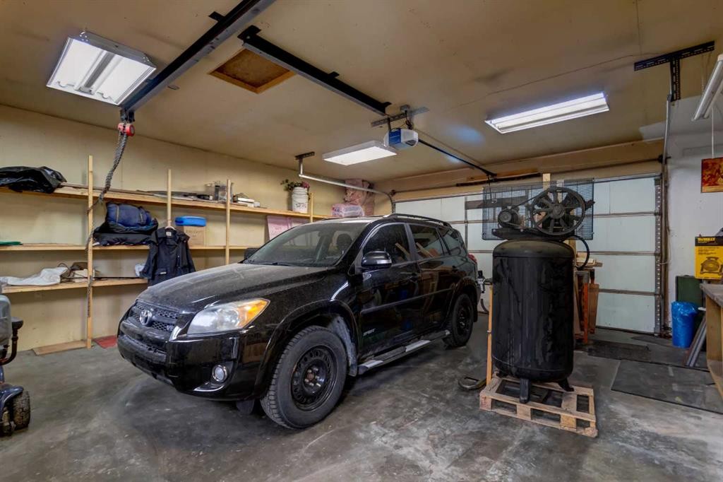 7412 22 Street Se, Calgary, AB - Indoor Photo Showing Garage