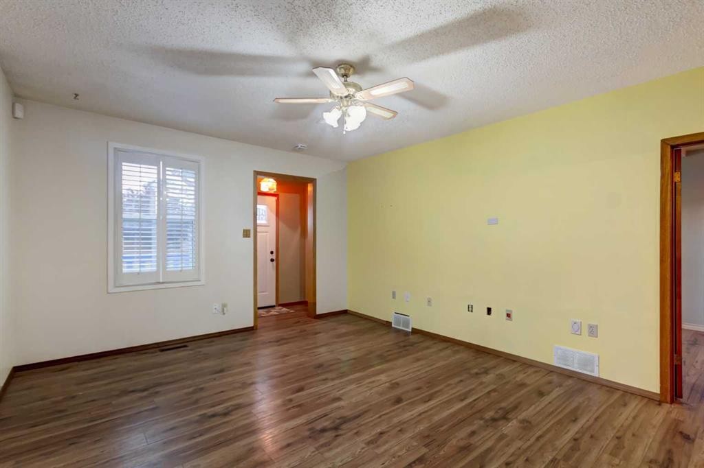 7412 22 Street Se, Calgary, AB - Indoor Photo Showing Other Room