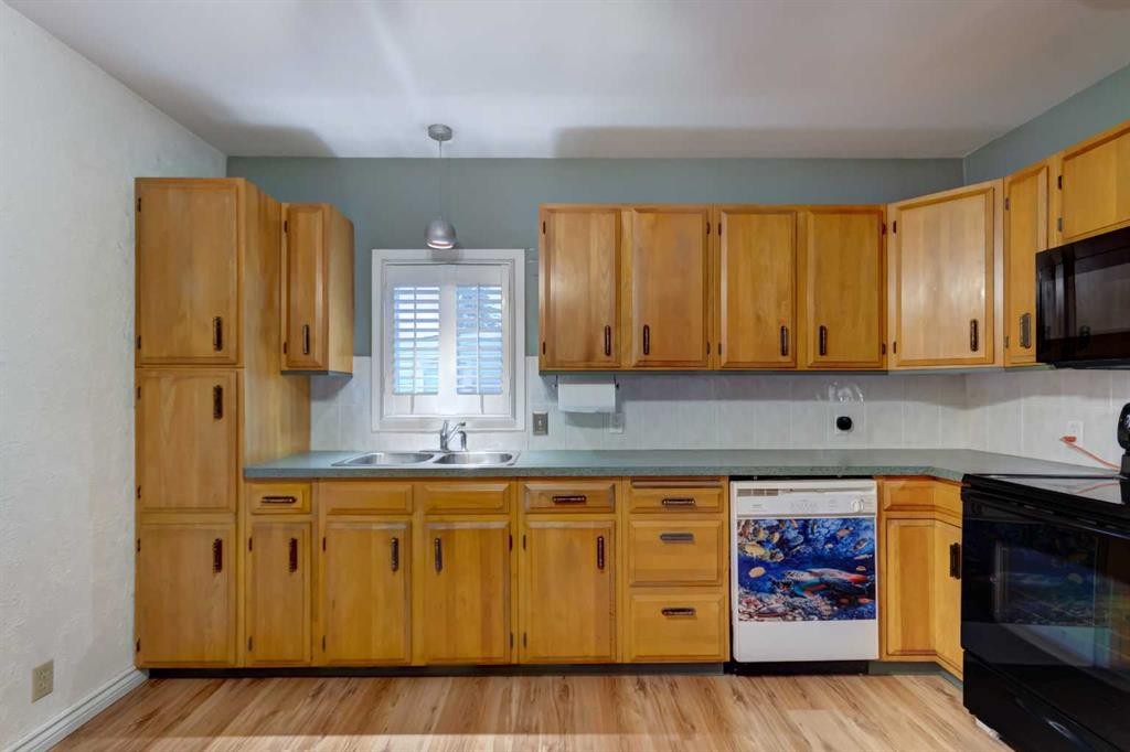 7412 22 Street Se, Calgary, AB - Indoor Photo Showing Kitchen With Double Sink
