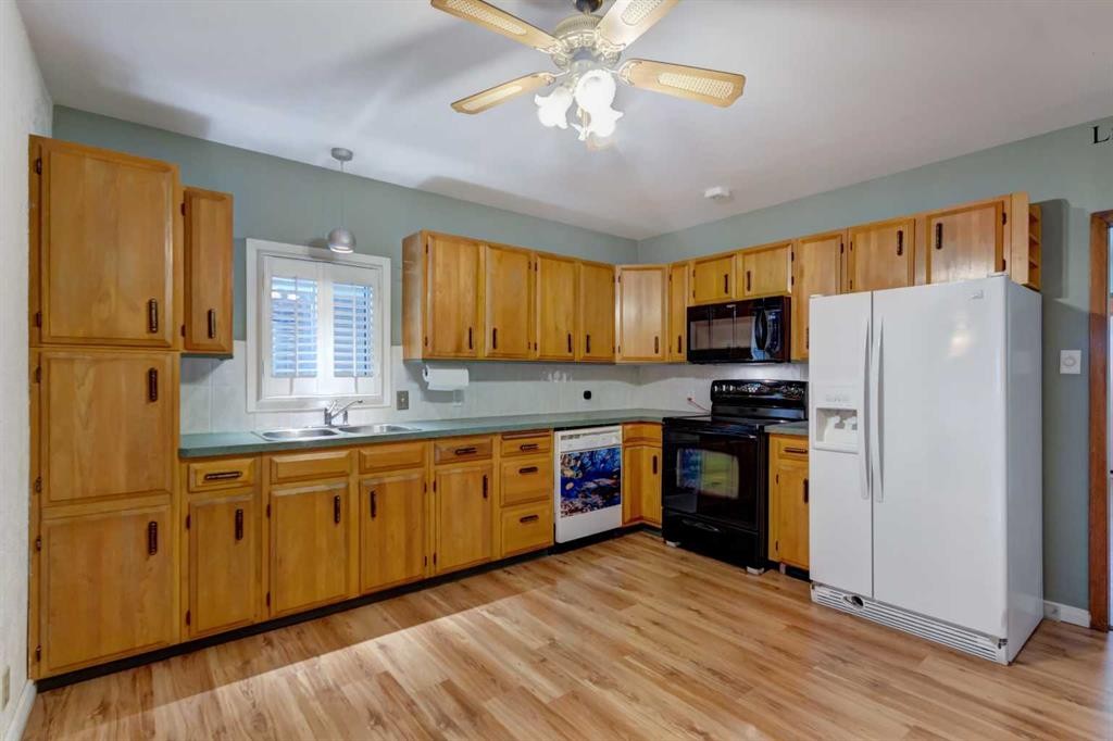7412 22 Street Se, Calgary, AB - Indoor Photo Showing Kitchen With Double Sink