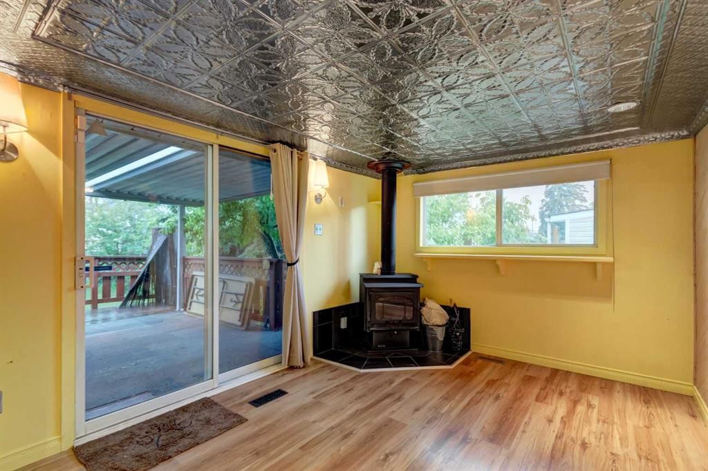 7412 22 Street Se, Calgary, AB - Indoor Photo Showing Other Room