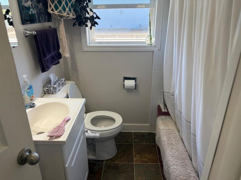422 3Rd Ave, Stirling, AB - Indoor Photo Showing Bathroom