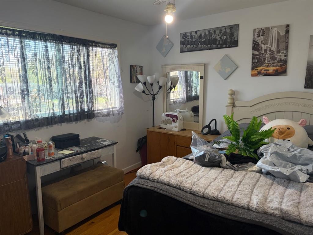 422 3Rd Ave, Stirling, AB - Indoor Photo Showing Bedroom