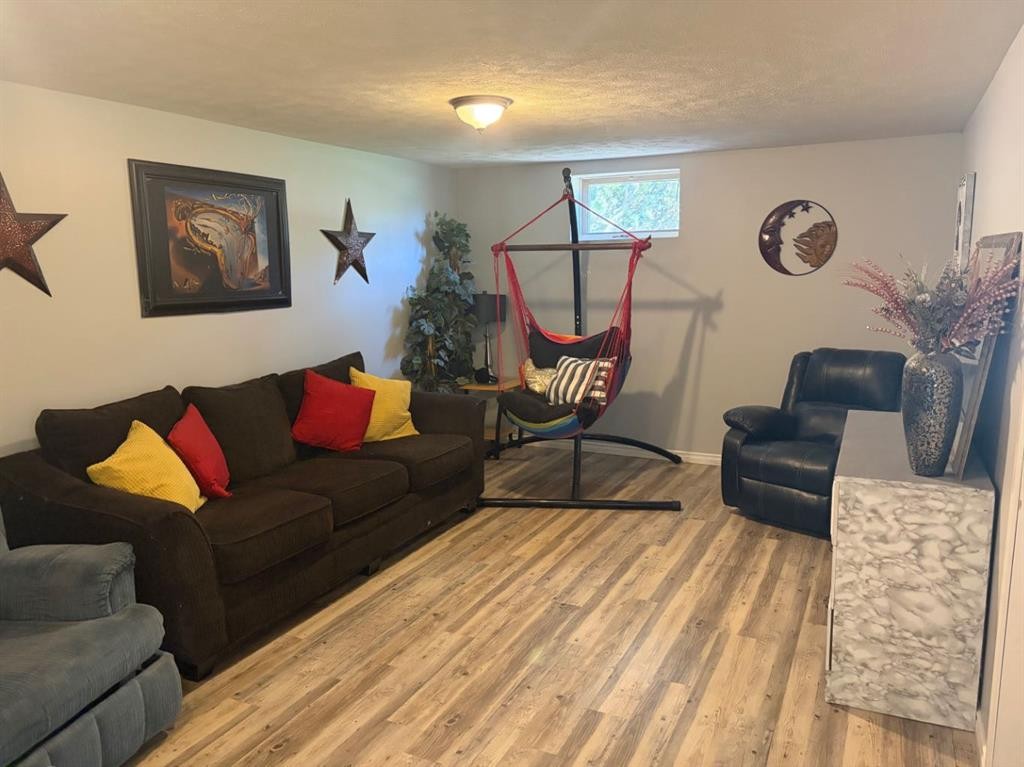422 3Rd Ave, Stirling, AB - Indoor Photo Showing Living Room
