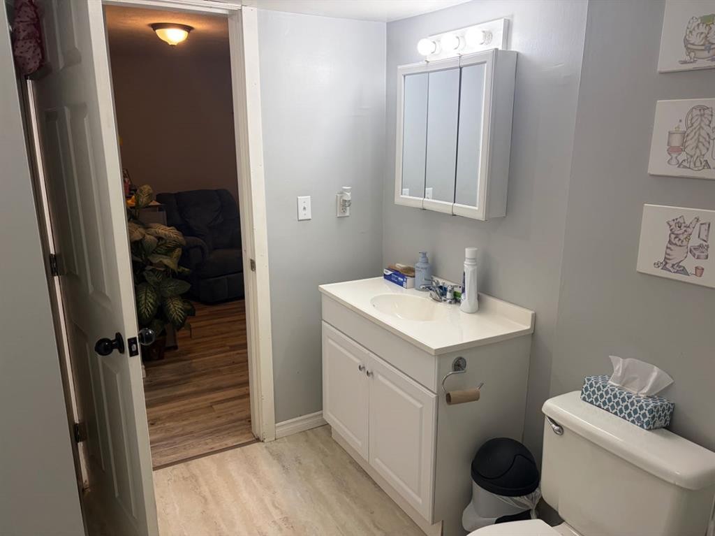 422 3Rd Ave, Stirling, AB - Indoor Photo Showing Bathroom