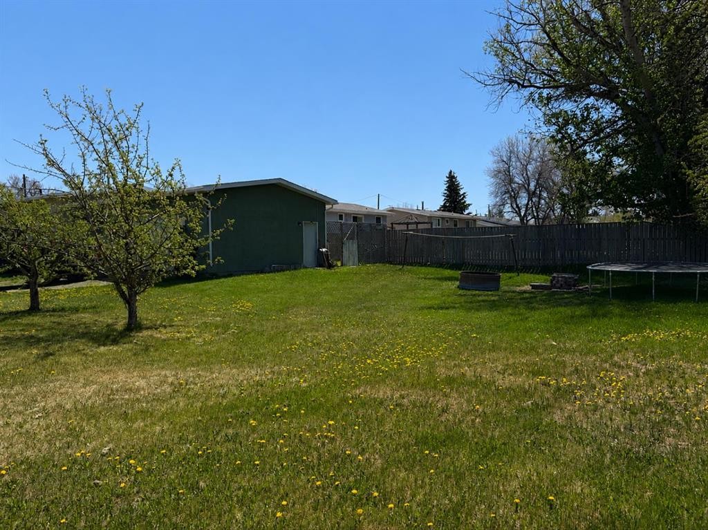 422 3Rd Ave, Stirling, AB - Outdoor With Backyard