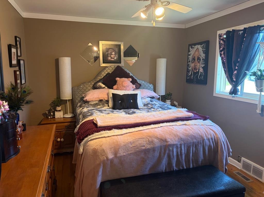 422 3Rd Ave, Stirling, AB - Indoor Photo Showing Bedroom
