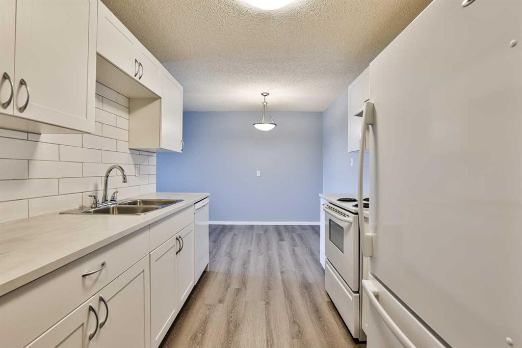 308-85 Foxbend Crescent North, Lethbridge, AB - Indoor Photo Showing Kitchen With Double Sink